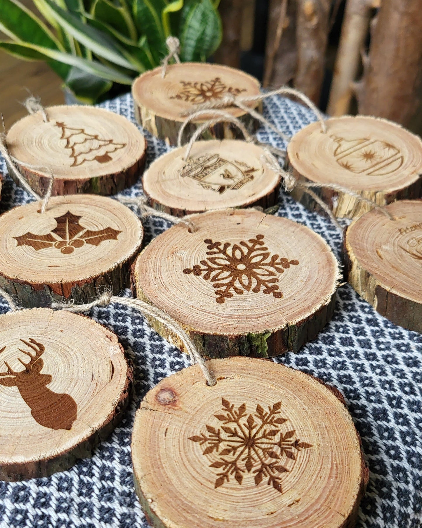 Personalised Wooden Christmas Tree Decoration – Custom Engraved Natural Wood Ornament – Eco-Friendly Holiday Décor
