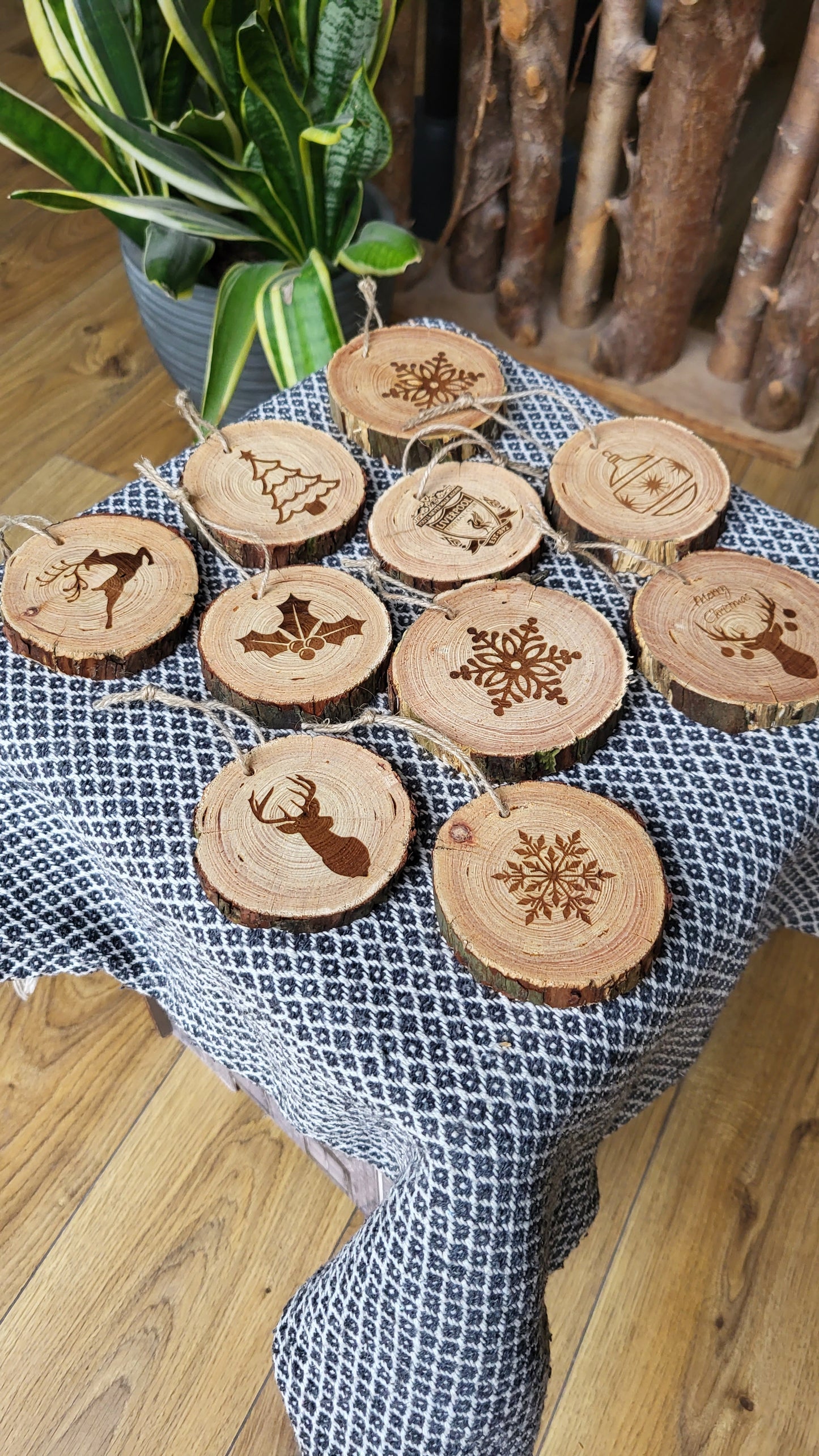 Personalised Wooden Christmas Tree Decoration – Custom Engraved Natural Wood Ornament – Eco-Friendly Holiday Décor