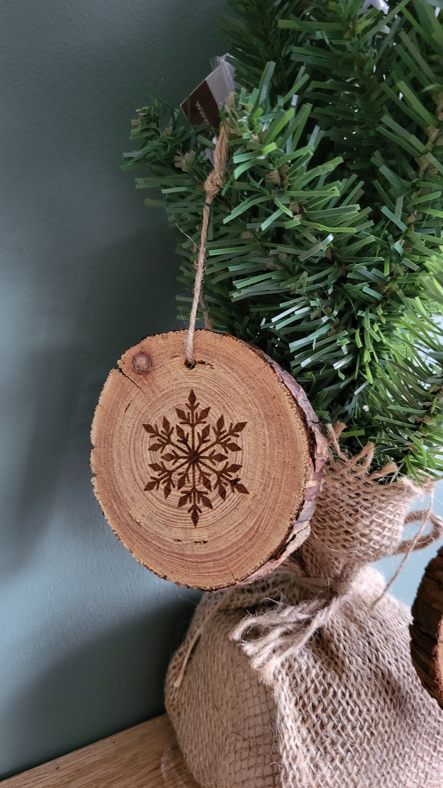 Personalised Wooden Christmas Tree Decoration – Custom Engraved Natural Wood Ornament – Eco-Friendly Holiday Décor