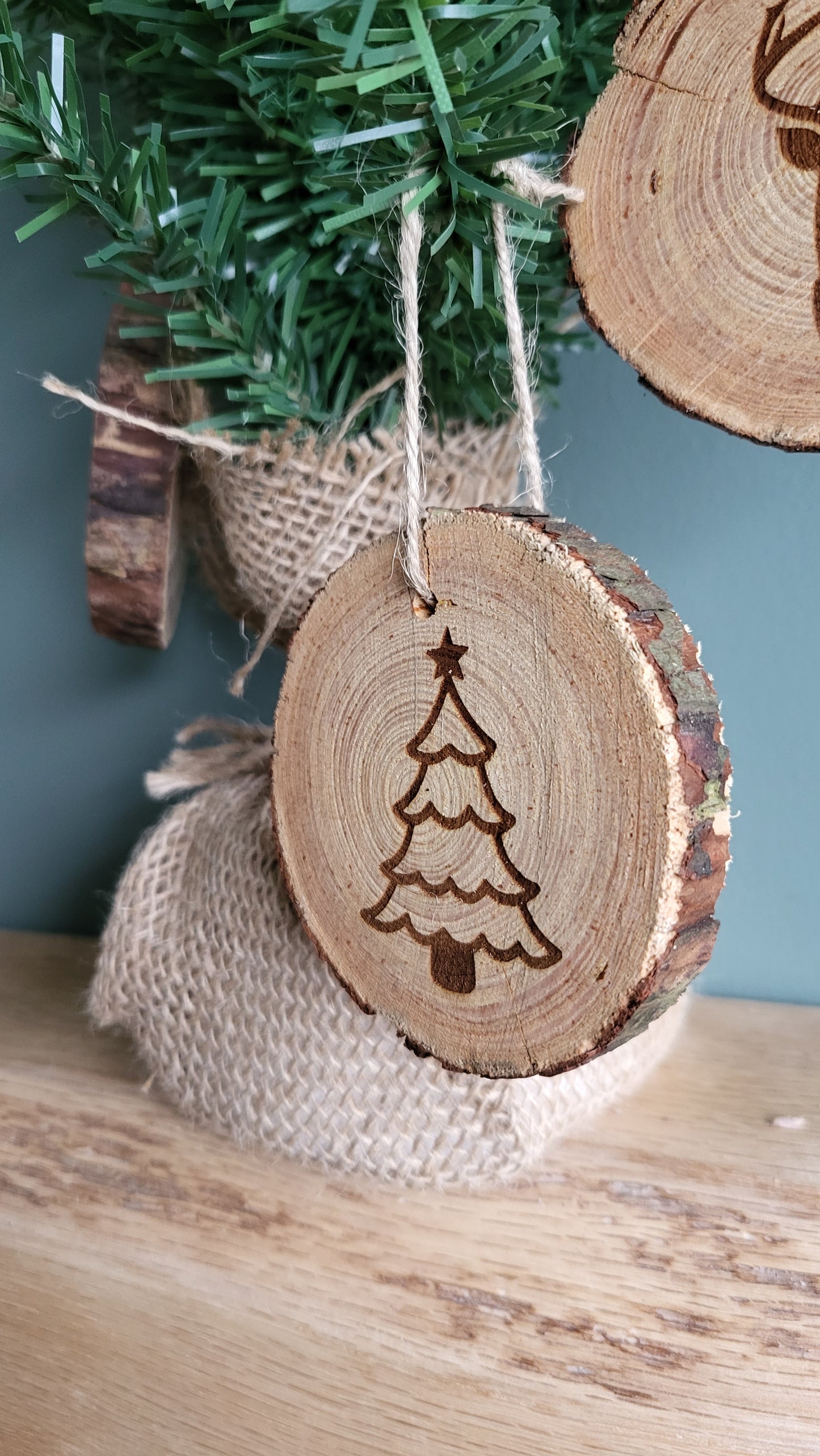 Personalised Wooden Christmas Tree Decoration – Custom Engraved Natural Wood Ornament – Eco-Friendly Holiday Décor