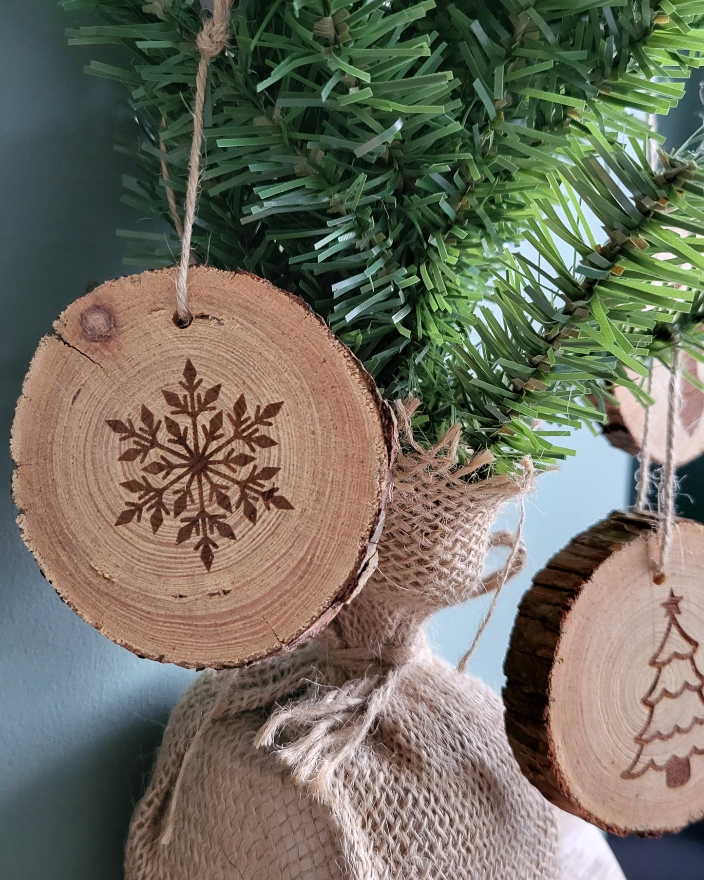 Personalised Wooden Christmas Tree Decoration – Custom Engraved Natural Wood Ornament – Eco-Friendly Holiday Décor