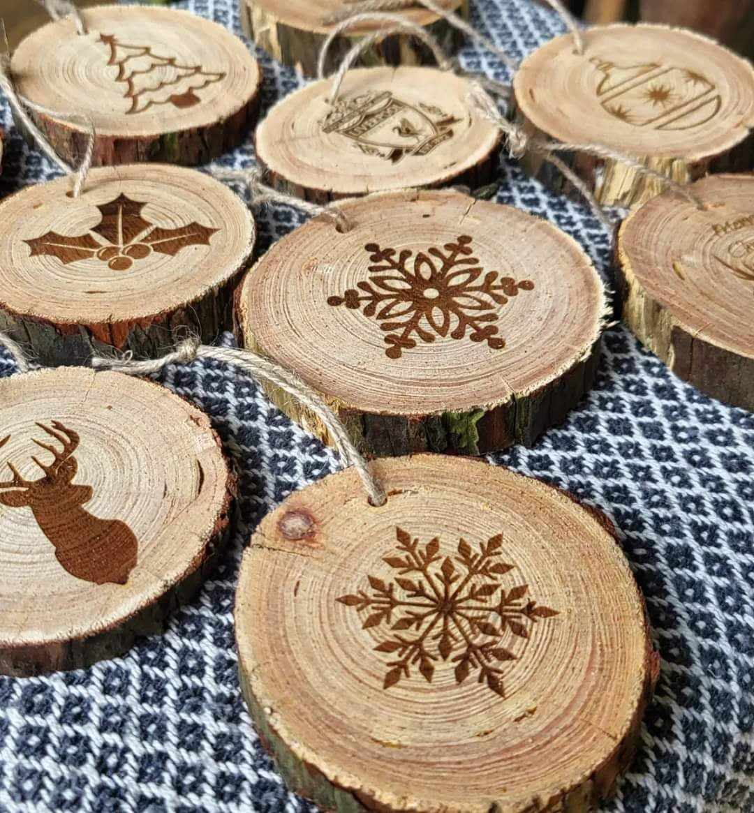 Personalised Wooden Christmas Tree Decoration – Custom Engraved Natural Wood Ornament – Eco-Friendly Holiday Décor