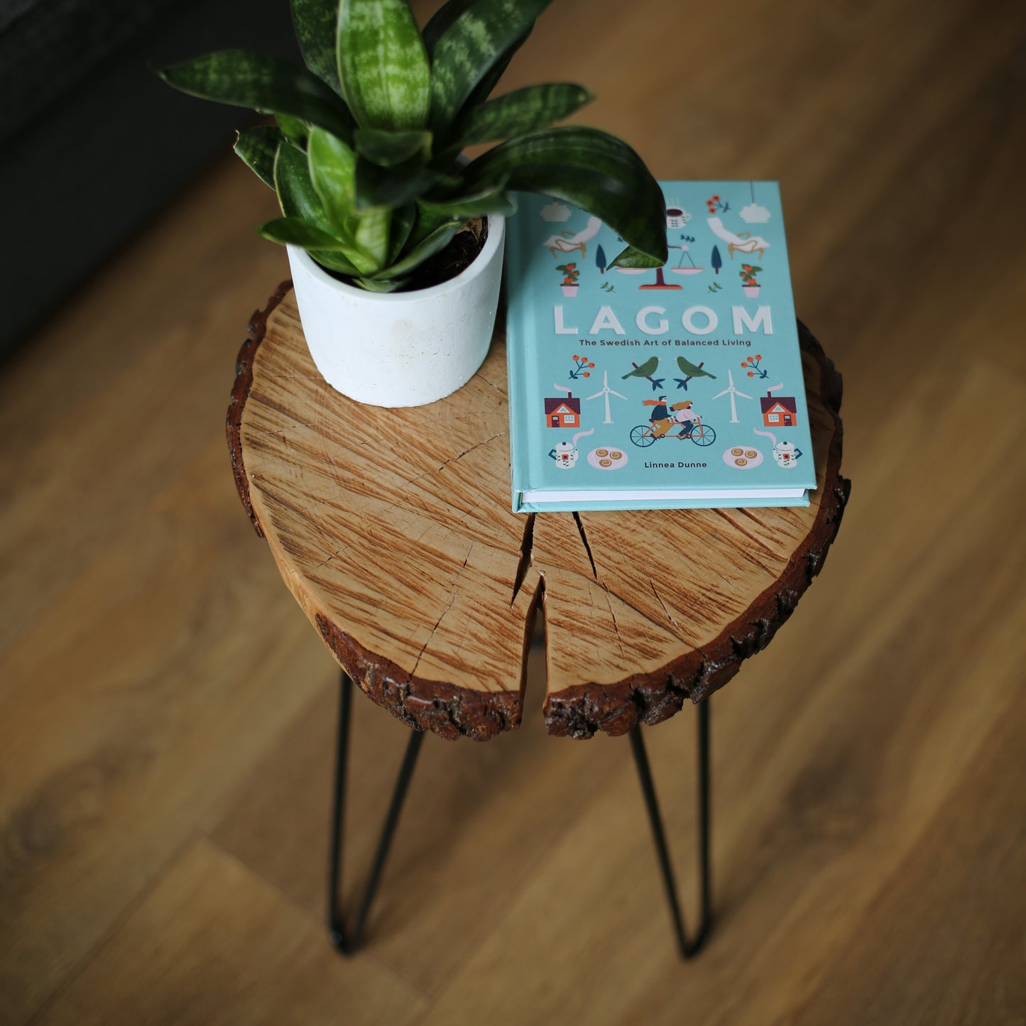 Wooden Side Table – Reclaimed Wood Accent Table with Black Metal Hairpin Legs – Eco-Friendly Home Décor Piece